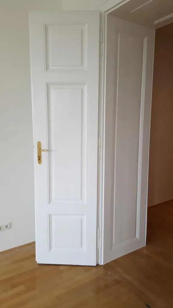 Wiener Altbau-Innentür mit Kassettenprofil weiß lackiert