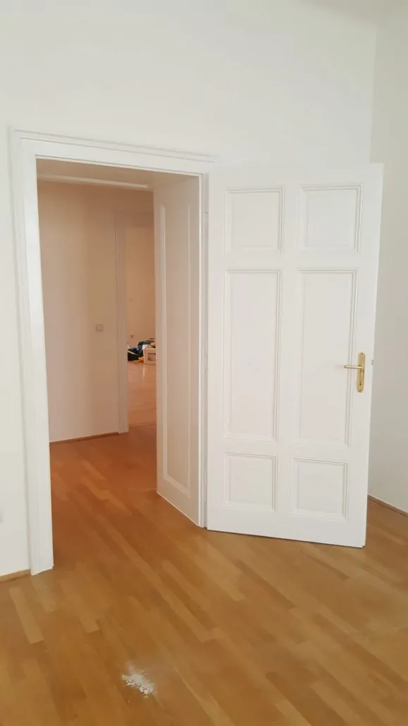 Wohnungstür mit Türstock weiß lackiert — Kassettenprofil im Altbau