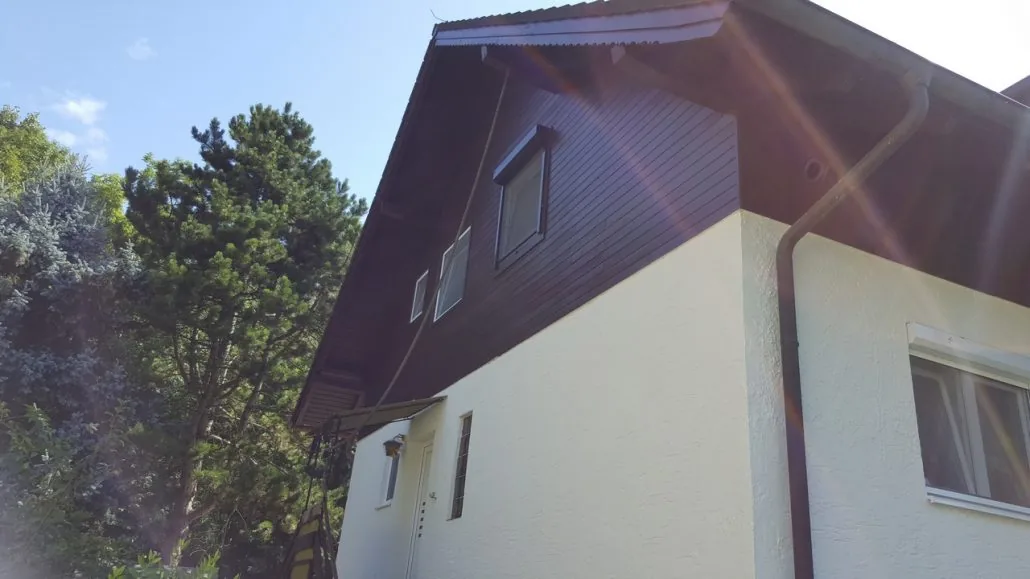 Wohnhaus mit dunkelbrauner Holzschalung-Fassade frisch gestrichen