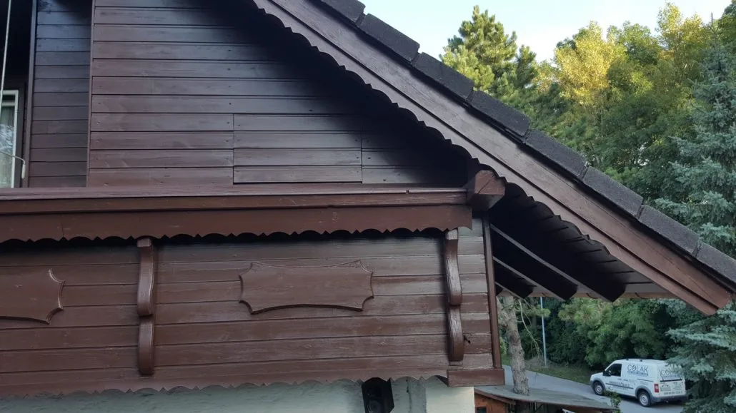 Holzschalung mit Zierschnitzerei dunkelbraun gestrichen — Detail