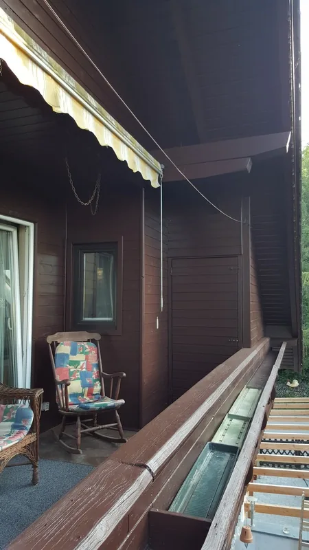 Holzbalkon mit dunkelbrauner Schalung neu gestrichen