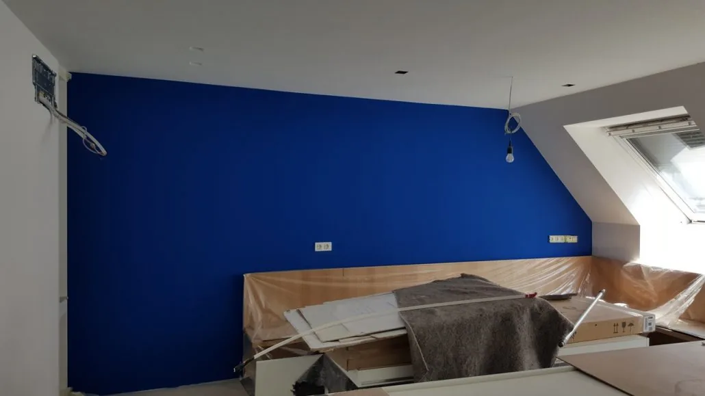 Schlafzimmer mit kobaltblauer Akzentwand — Innenmalerei