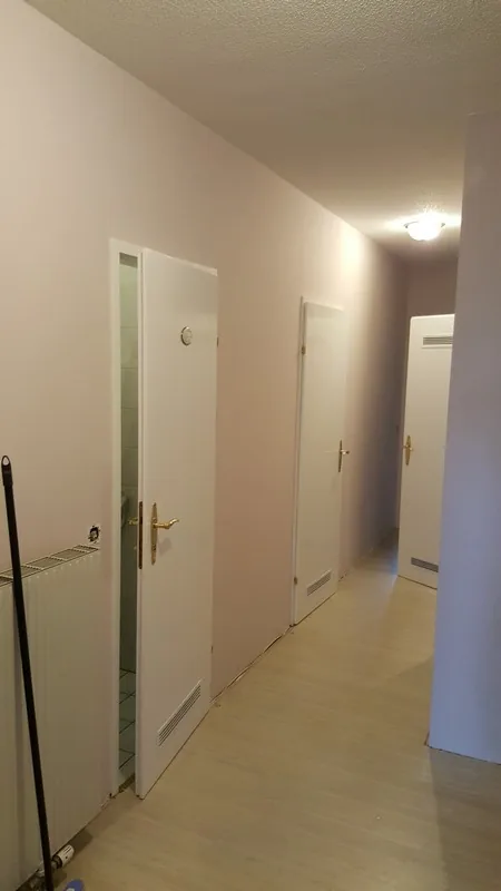 Wohnungsflur in zartem Rosaton gestrichen — Innenmalerei