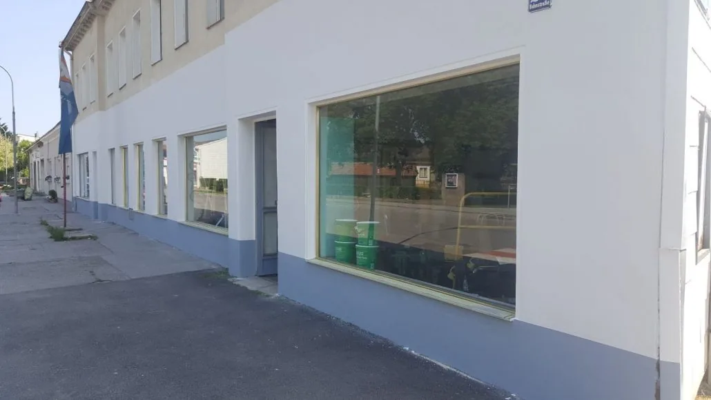 Geschäftsfassade weiß mit blauem Sockel — Außenmalerei für Gewerbe