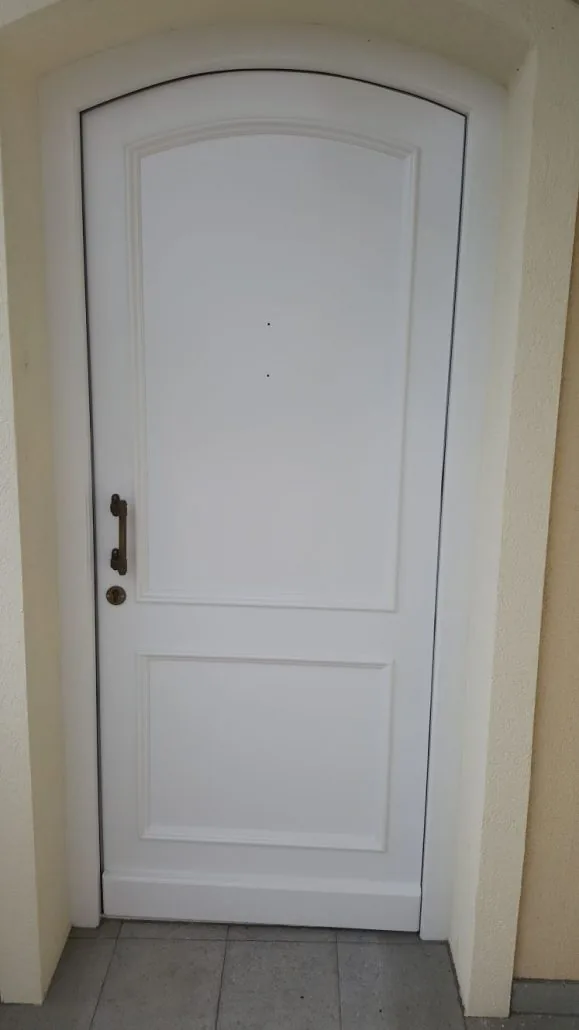 Eingangstür weiß lackiert mit Kassettenprofilen — Halbkreis-Abschluss