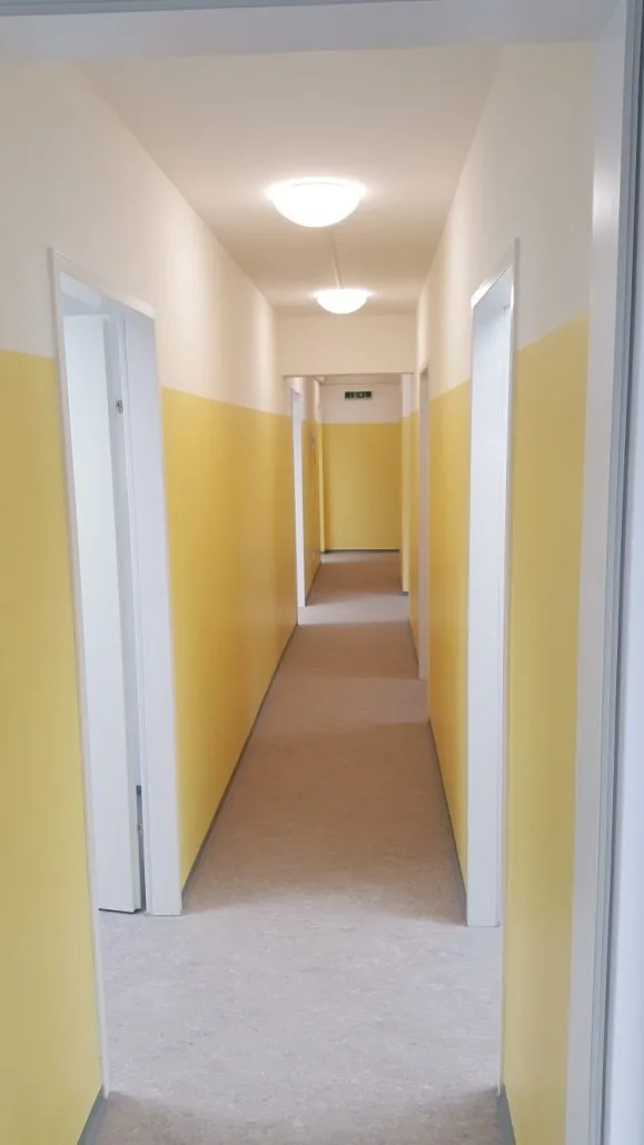 Stiegenhaus zweifärbig gelb/weiß gestrichen — Wohnanlage