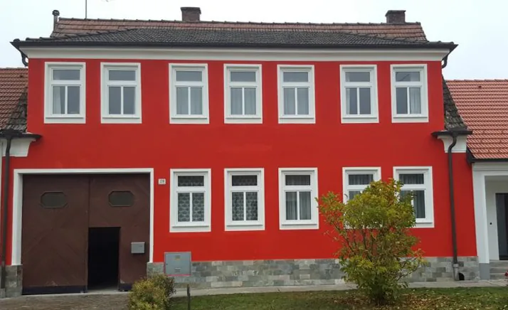 Stadthaus mit komplett rot gestrichener Fassade