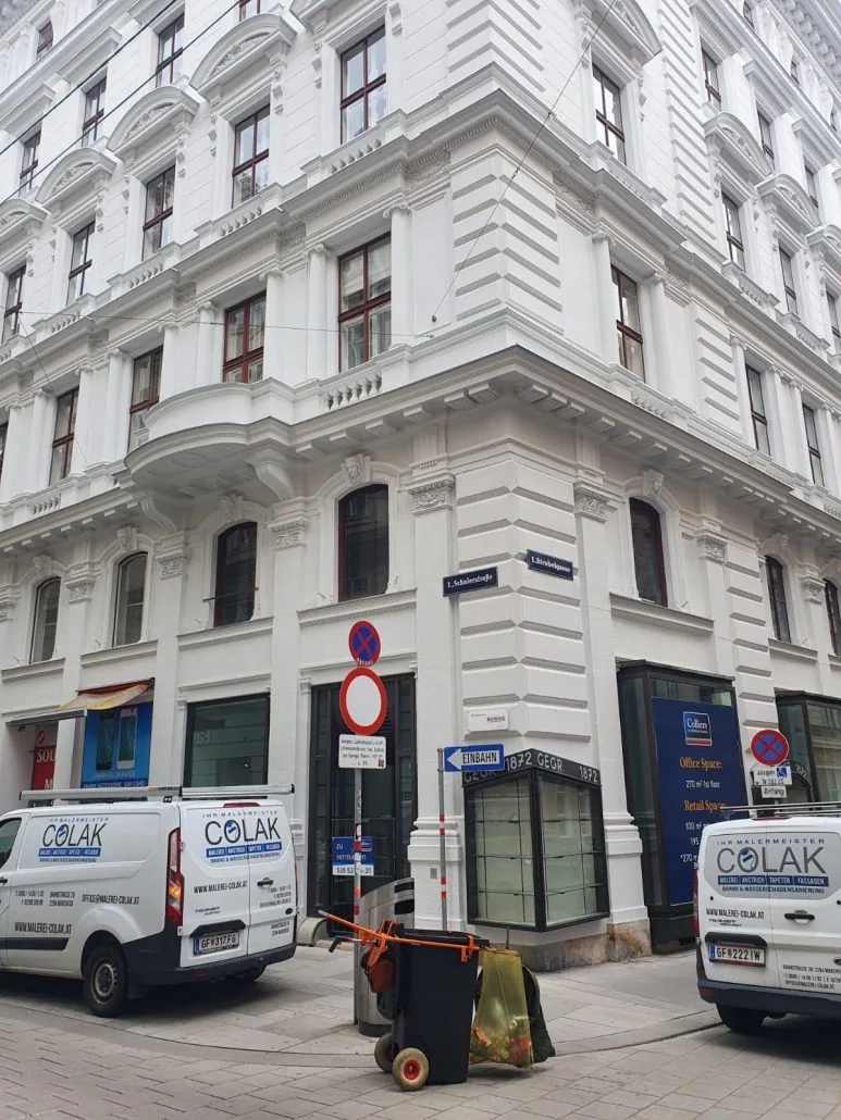 Malerei Colak vor Ort: Gründerzeit-Eckhaus in Wien mit Firmenwagen