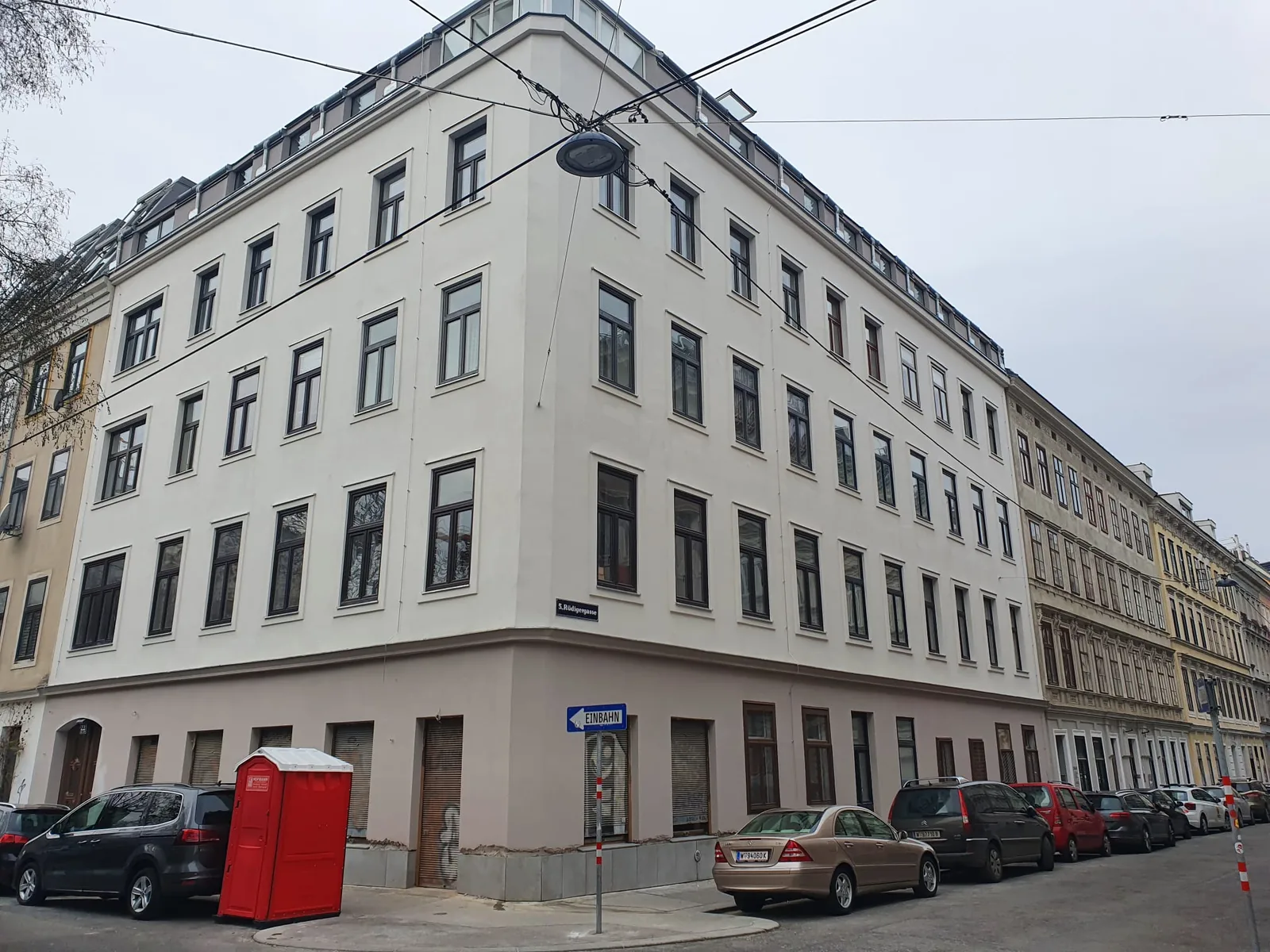 Komplette Fassadensanierung Eckhaus Wien — Gründerzeit-Stuckfassade