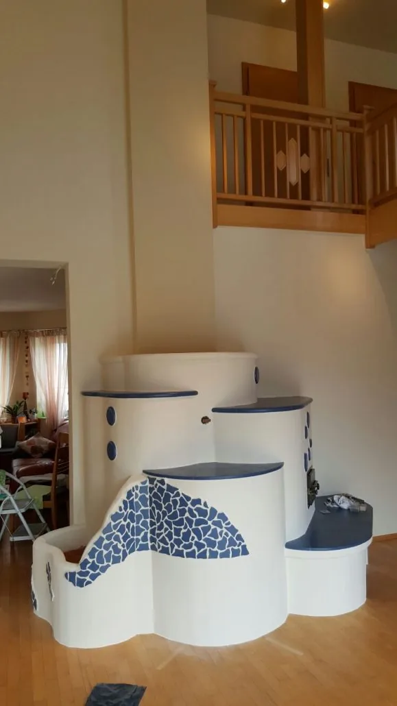 Skulpturaler Raumteiler mit blauem Mosaik-Inlay